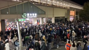 【地獄】桜木町駅がラブライブのカウントダウンイベントで大混雑 乗車に1時間以上かかるかも