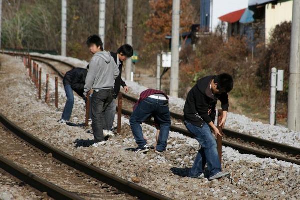 【撮り鉄暴走】脚立でホーム柵に登る禁止行為を平気でする鉄道ファン集団は排除できなかったのか? 鉄道会社の見解