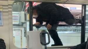 【絶対やめて!】東海道線横浜駅で人身事故 当該車両の乗客が窓から勝手に脱出