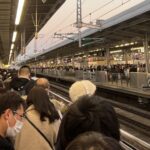【地獄】新大阪駅が大混雑 指定席は全て満席 乗車に1時間以上かかる 途中駅からは乗車不可