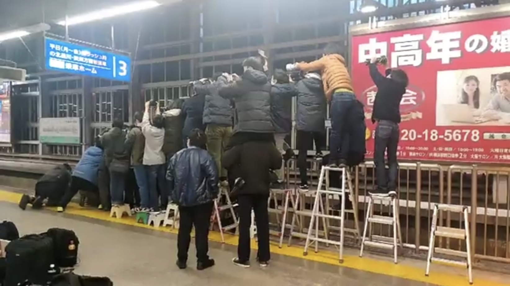 【撮り鉄集団がホーム柵に登り撮影】京急品川で鉄道ファンが脚立を使い暴走 いつでも撮れるのに一体なぜ？