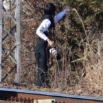 【奇行】危険な撮り鉄集団が小田急の線路に侵入し草刈り 一体なぜ？
