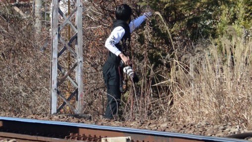 【奇行】危険な撮り鉄集団が小田急の線路に侵入し草刈り 一体なぜ？