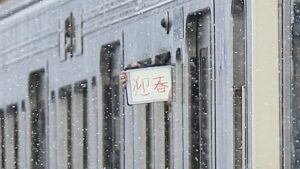 【新年早々鉄道ファンがまた危険行為】廃止になる京王線準特急の撮影をiPadで妨害 大雪なのに窓を開けて...