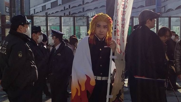 【騒然】ノーマスク集団が新宿駅前で暴動 警察と駅員の静止を突破し山手線へ乗り込む 刀が見つかり逮捕か? 煉獄カズアキ