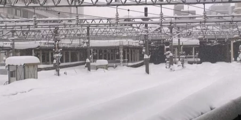 【悲報】札幌駅が超大雪で死亡 全列車終日運休に 積雪120cm