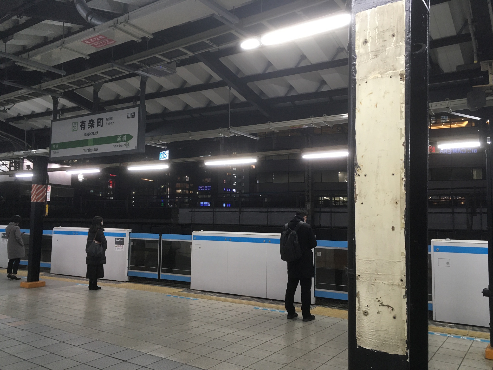 【悲報】JR東日本、ゴミ箱と時計の次は駅名標撤去か 究極のコストカット