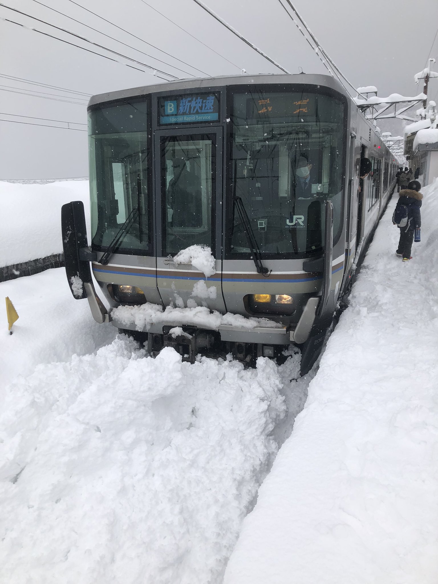 【こんなの見たことない！】新快速が雪で立ち往生　湖西線など滋賀県大雪で遅延