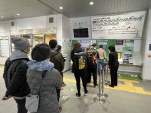 【悲報】JR東日本が新幹線停車駅の窓口を廃止した末路 飯山駅の券売機が大混雑