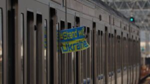 【ドン引き】鉄道ファンが211系の撮影を妨害するためウクライナを侮辱 車内から手出し危険行為 #StandWithUkraine