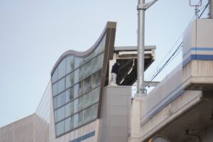 阪神電車深江駅で線路内立ち入り　男が確保 一時運転見合わせ