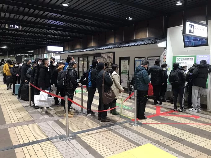 【みどりの窓口廃止は失敗！】越後湯沢駅で大行列　きっぷを買えずに乗り遅れる人も？20分待たされたとの声も