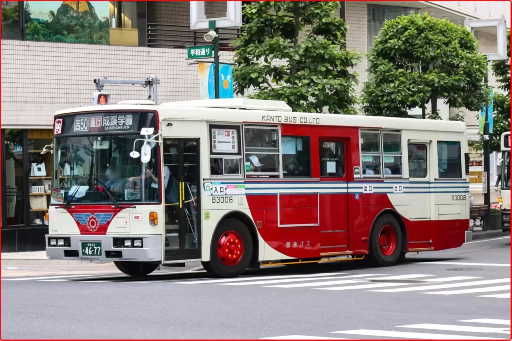 【悲報】関東バスで貴重な三扉車が4年ぶりに復帰するもバスマニアが暴走 悪質な業務妨害でわずか数日で運用離脱