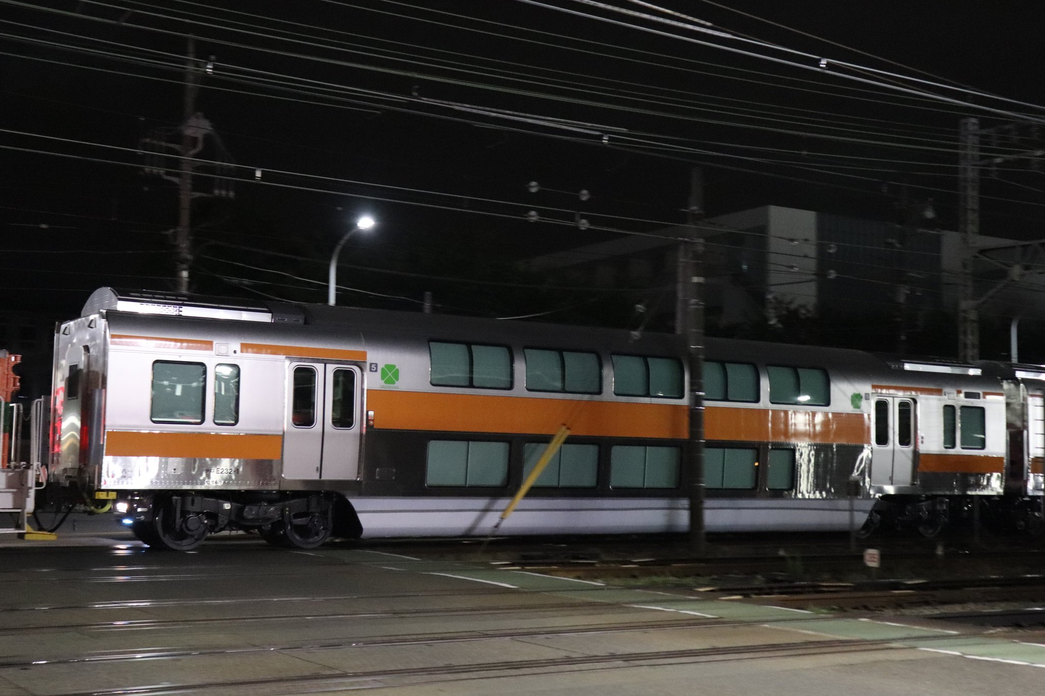 【5年遅れ】ついに登場 中央快速線E233系グリーン車がJ-TREC横浜出場 初の両開きドアに
