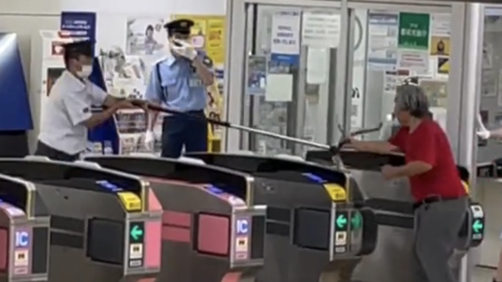 【映像あり】京王八王子駅でカマを持った男が大暴れ 駅員がさすまたと盾で制止