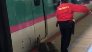 【驚愕】JR東日本、東北新幹線で車椅子用補助板をつけたまま発車 清掃スタッフが指摘するも車掌無視
