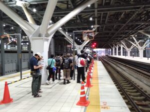 【悲報】富山駅で大行列 普通列車に乗車整理券が必要に 高山本線乗車に90分待ち 一体なぜ?