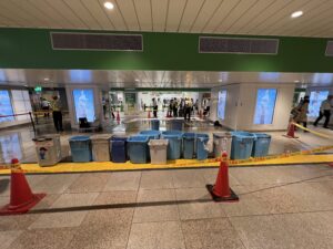 【悲報】新宿駅の雨漏りが限界突破 駅員が手作業で回収 構造的欠陥か