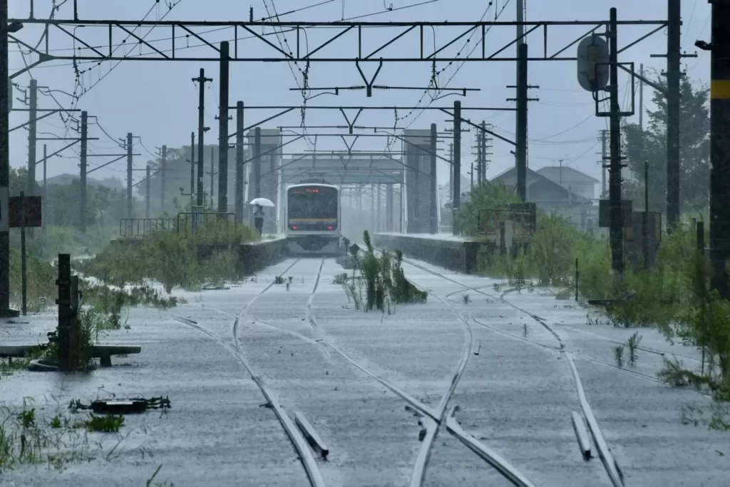 【これはヤバイ】総武本線横芝駅が冠水 運転見合わせ復旧の目処立たず ｢路面電車みたい｣との声が