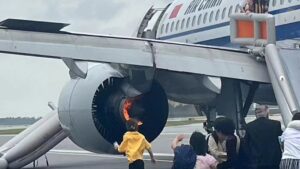 【製造からわずか4年】中国国際航空CA403便がシンガポール空港で緊急着陸 滑走路上で脱出 左エンジンから出火