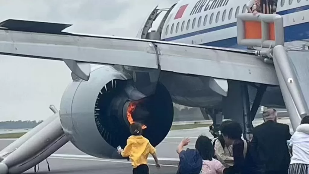 【製造からわずか4年】中国国際航空CA403便がシンガポール空港で緊急着陸 滑走路上で脱出 左エンジンから出火