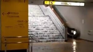 【異常気象】仙台駅地下通路が水没 大雨の影響か アトラクションみたいとの声も