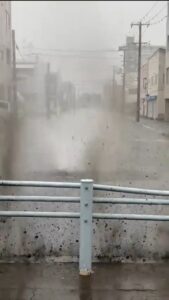 【道路が爆発!?】危険! 釧路でアスファルトが浮き上がり水しぶきや土砂が噴き出す事態に