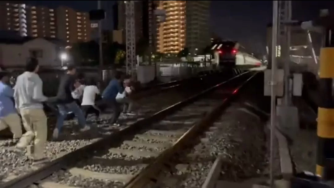 【この世の終わり】撮影のためならなんでも！ 阪急で鉄道ファンが一斉に踏切から線路内に侵入 摂津市で一体何が 怒号も